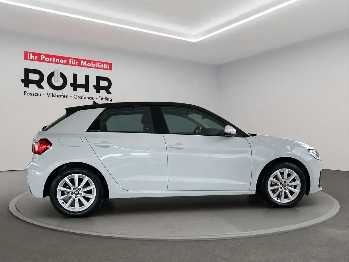 Gebraucht Audi A1 Sportback Advanced 110 PS (80 kW) 2023 Gletscherweiss metallic/mythosschwarz metallic Kleinwagen