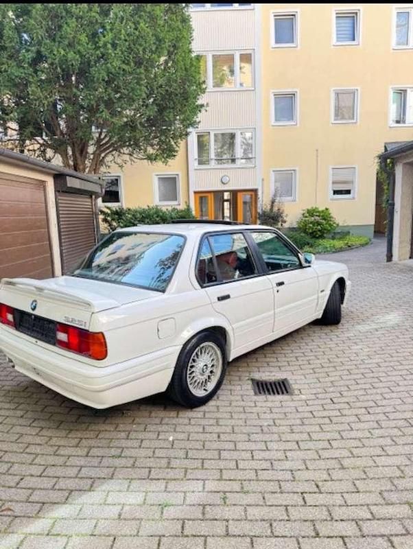 Weiß Gebraucht 1990 BMW 325 Limousine | 25.000 € - Bild 1/4