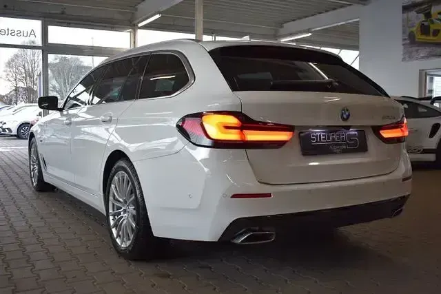 Gebraucht BMW 530e Sport Line 184 PS (135 kW) 2023 Alpinweiss iii Kombi