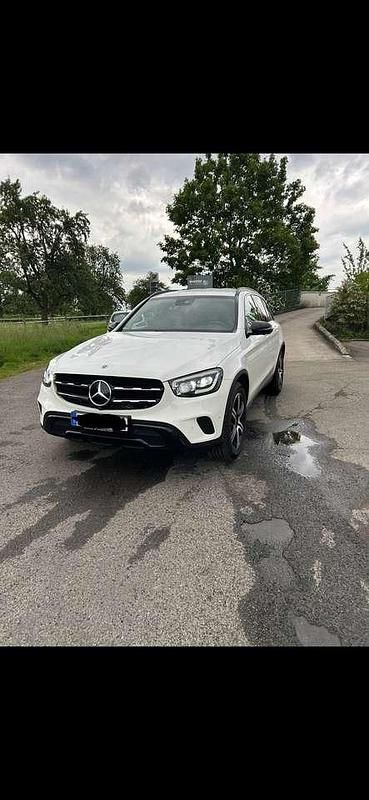 Weiß Gebraucht 2020 Mercedes GLC300 SUV | 36.999 € (Fairer Preis) - Bild 1/4