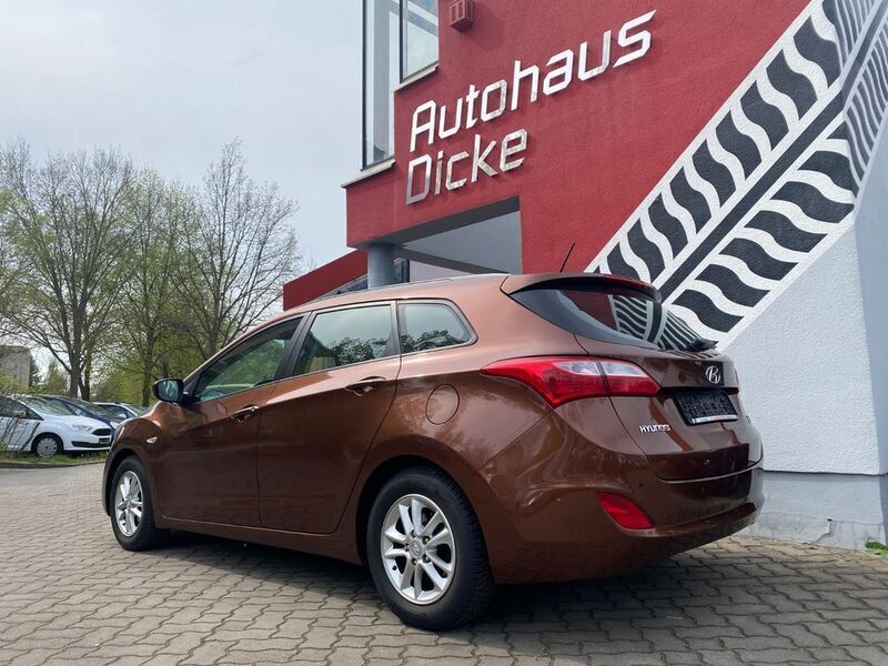 Gebraucht Hyundai i30 135 PS (99 kW) 2013 Hazel brown / met Kombi