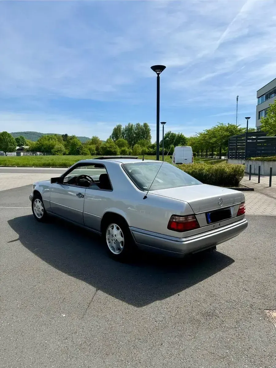 Gebraucht Mercedes E200 136 PS (100 kW) 1995 Silber Coupé