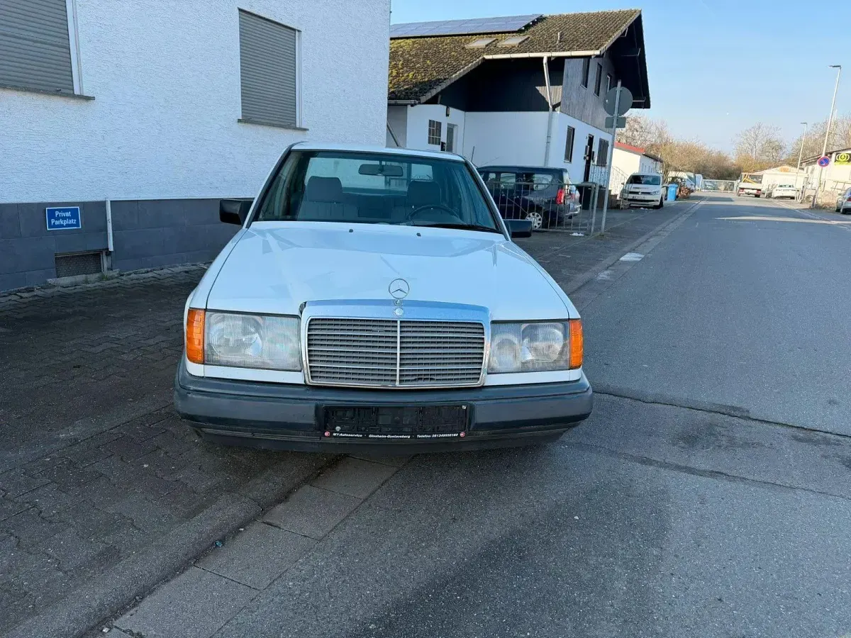 Gebraucht Mercedes E230 132 PS (97 kW) 1987 Weiß Limousine