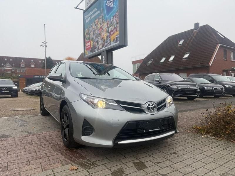 Silber Gebraucht 2015 Toyota Auris Basis Limousine | 8.790 € (Superpreis) - Bild 1/4