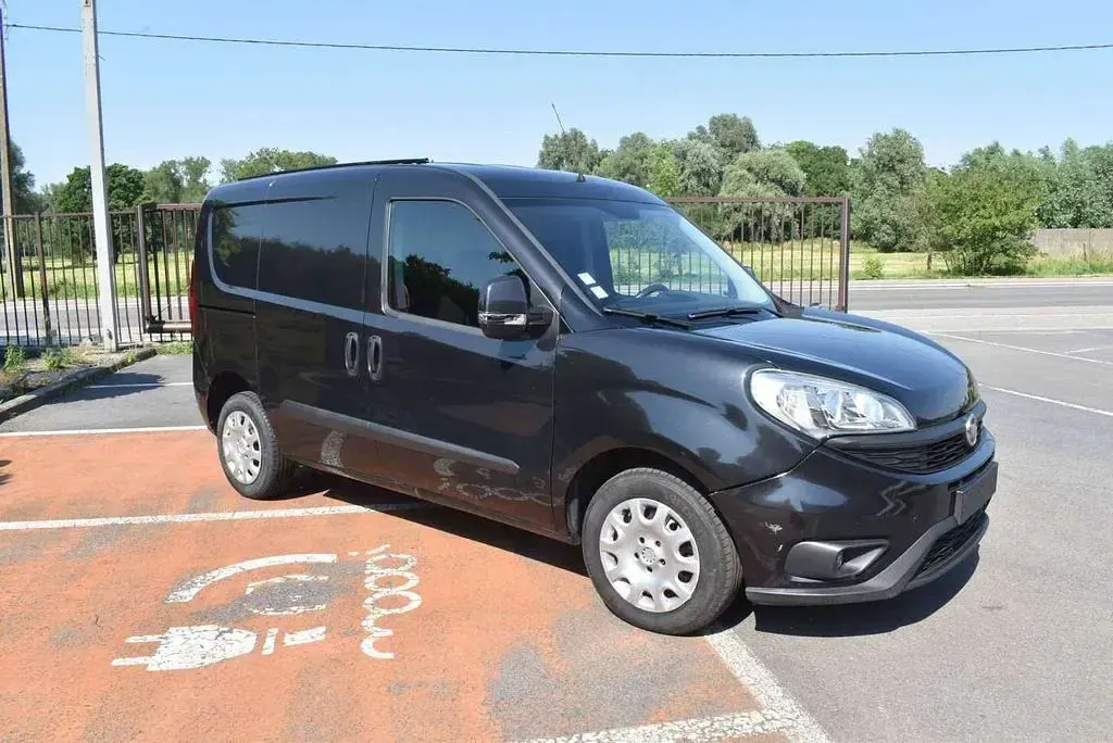 Gebraucht Fiat Doblò 95 PS (69 kW) 2017 Schwarz Van / Kleinbus
