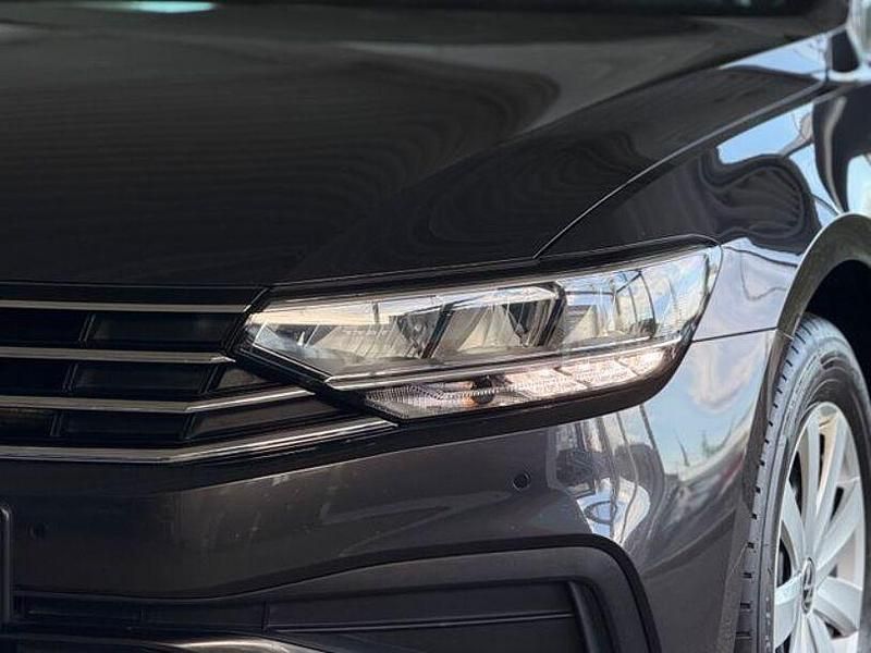 Gebraucht VW Passat 180 PS (132 kW) 2023 Grau Kombi