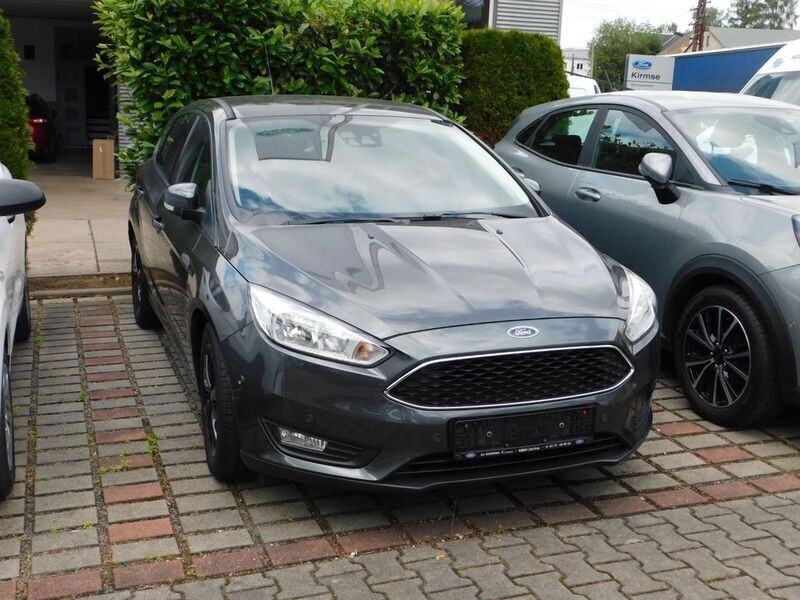 Grau Gebraucht 2016 Ford Focus Trend Limousine | 10.900 € (Fairer Preis) - Bild 1/4