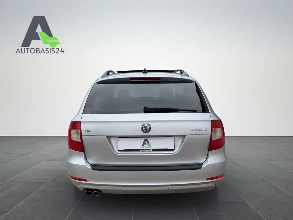 Używany Skoda Superb 170 KM (125 kW) 2012 Srebrny Kombi