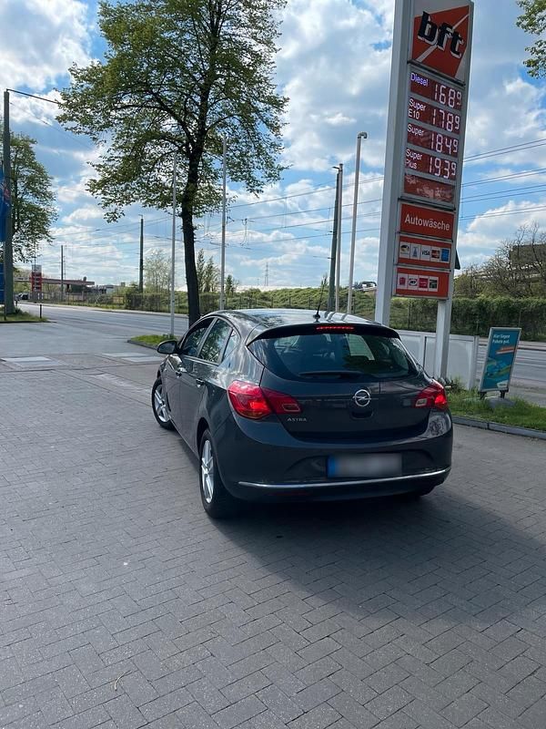 Gebraucht Opel Astra 116 PS (85 kW) 2015 Grau Limousine
