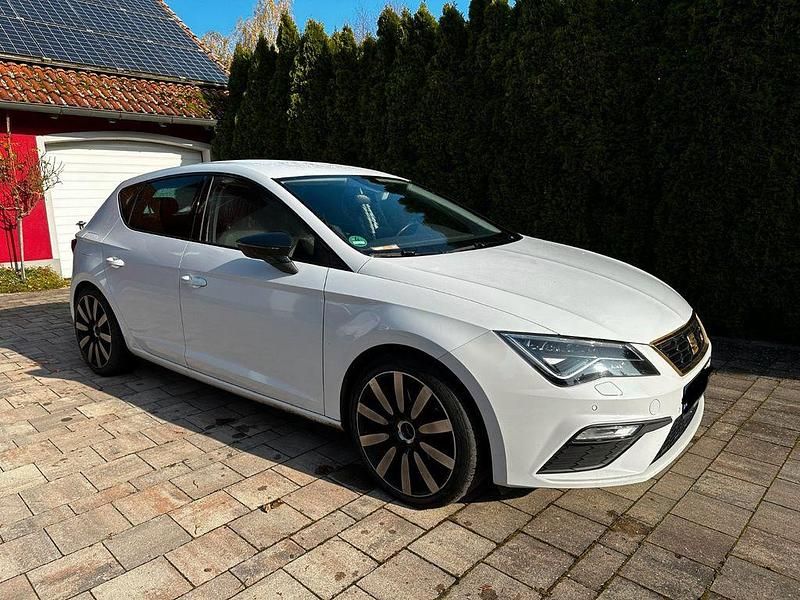 Weiß Gebraucht 2018 Seat Leon FR Limousine | 14.800 € (Fairer Preis) - Bild 1/4