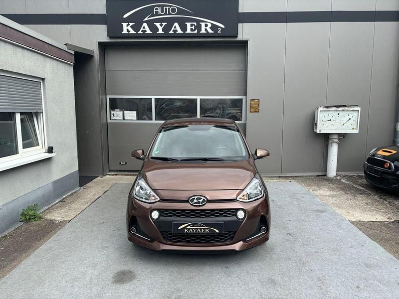 Braun Gebraucht 2019 Hyundai i10 Kleinwagen | 9.900 € (Fairer Preis) - Bild 1/4