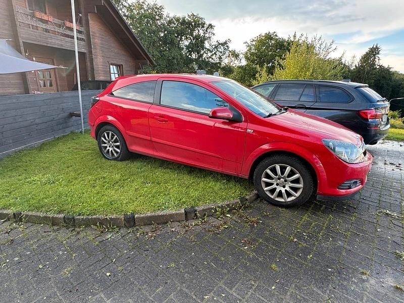 Rot Gebraucht 2007 Opel Astra GTC Coupé | 2.700 € (Fairer Preis) - Bild 1/4
