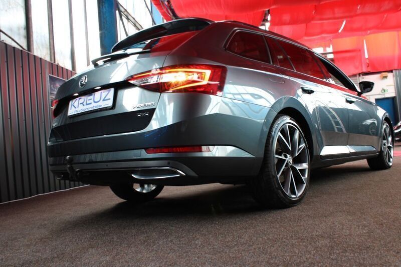 Grau Gebraucht 2016 Skoda Superb SportLine Kombi | 16.200 € (Fairer Preis) - Bild 1/4