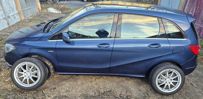 Gebraucht Mercedes B180 122 PS (89 kW) 2012 Blau Van / Kleinbus