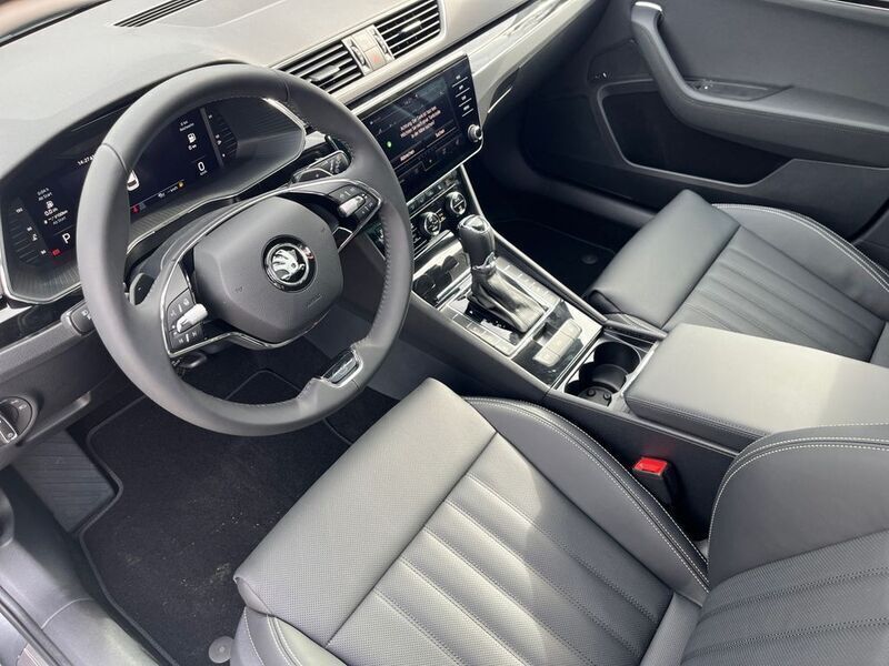 Gebraucht Skoda Superb LAURIN & KLEMENT 190 PS (139 kW) 2024 Grau Kombi