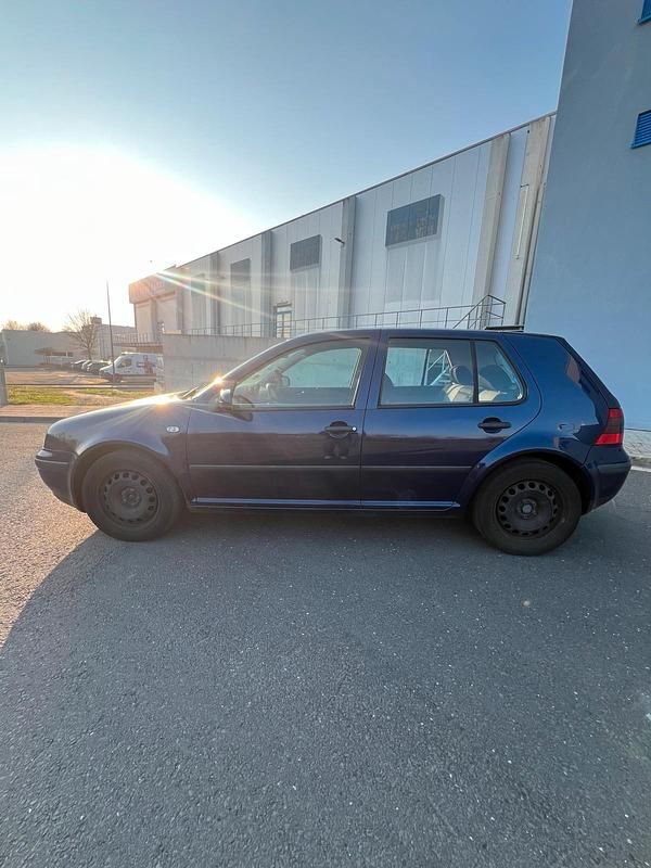 Gebraucht VW Golf IV 105 PS (77 kW) 2001 Blau Kleinwagen