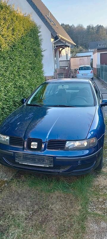 Blau Gebraucht 2001 Seat Leon Limousine | 800 € (Guter Preis) - Bild 1/4