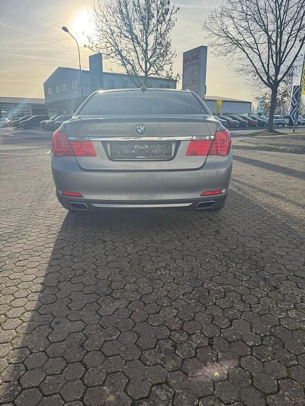 Second-hand BMW 740 306 CP (225 kW) 2010 Gri Berlinǎ
