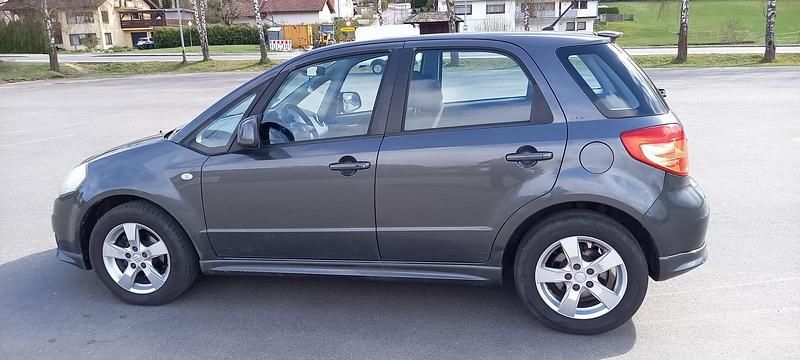 Gebraucht Suzuki SX4 107 PS (78 kW) 2010 Grau Limousine