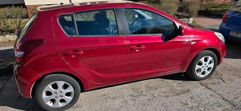 Gebraucht Hyundai i20 78 PS (57 kW) 2011 Rot Kleinwagen