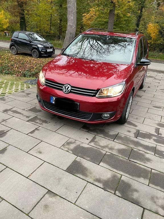 Rot Gebraucht 2013 VW Touran Comfortline Van / Kleinbus | 7.999 € (Fairer Preis) - Bild 1/4