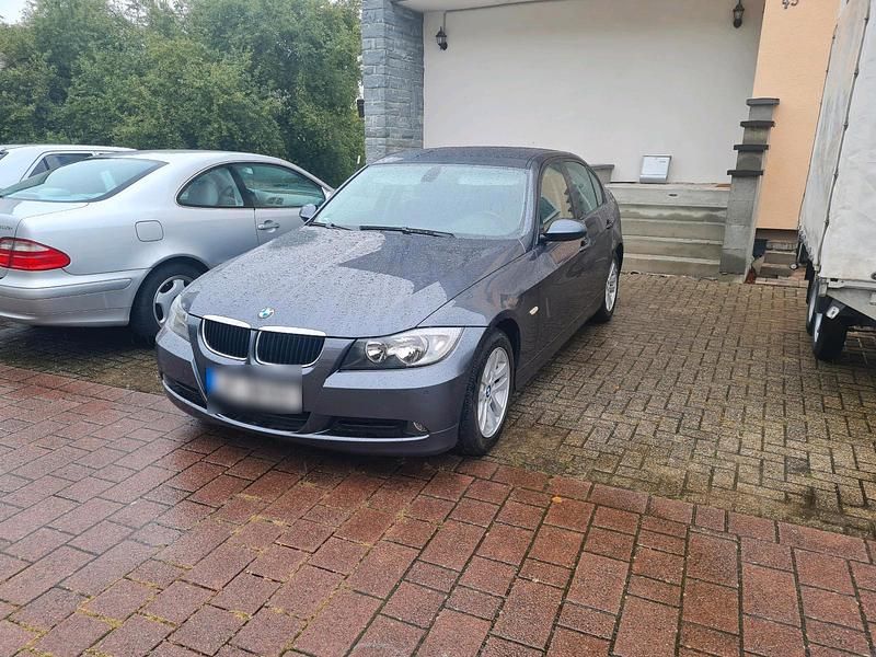 Grau Gebraucht 2006 BMW 318 Limousine | 4.500 € - Bild 1/4