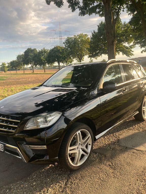 Schwarz Gebraucht 2011 Mercedes ML350 SUV | 16.450 € (Fairer Preis) - Bild 1/4