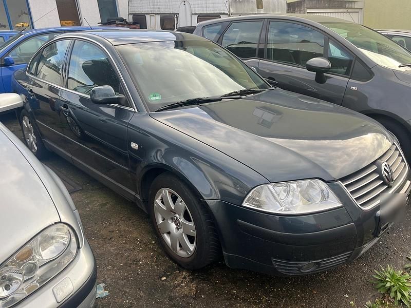 Grau Gebraucht 2002 VW Passat Kleinwagen | 750 € (Superpreis) - Bild 1/4