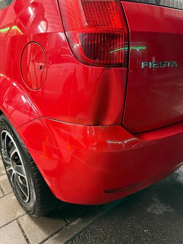 Gebraucht Ford Fiesta 69 PS (50 kW) 2005 Rot Kleinwagen