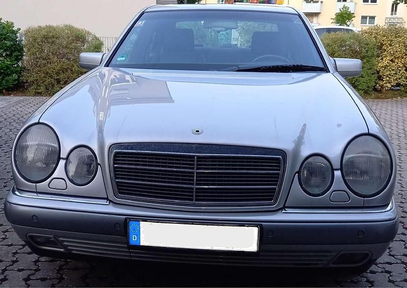 Silber Gebraucht 1997 Mercedes E320 Elegance Limousine | 4.500 € (Fairer Preis) - Bild 1/4