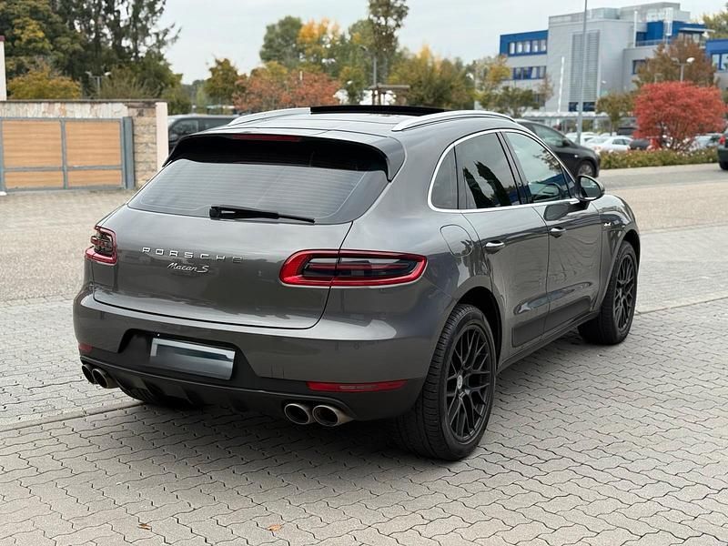 Grau Gebraucht 2015 Porsche Macan SUV | 23.900 € (Teuer) - Bild 1/4