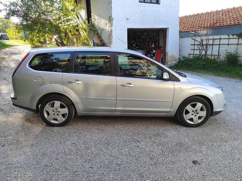 Silber Gebraucht 2007 Ford Focus Ghia Kombi | 1.950 € (Guter Preis) - Bild 1/4