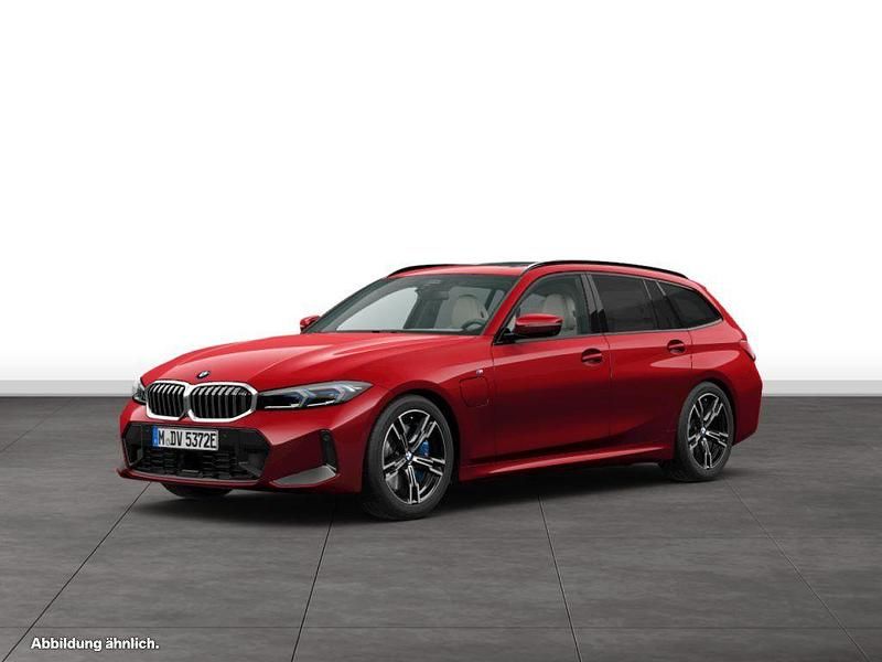 Fire red metallic Gebraucht 2025 BMW 330e Comfort Edition Kombi | 55.314 € (Fairer Preis) - Bild 1/3