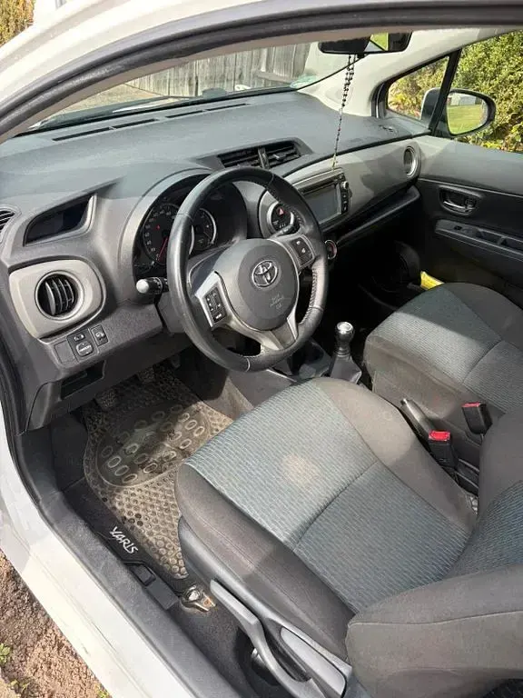 Gebraucht Toyota Yaris 69 PS (50 kW) 2013 Weiß Kleinwagen