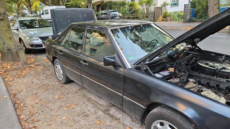 Gebraucht Mercedes E260 160 PS (117 kW) 1991 Schwarz Limousine