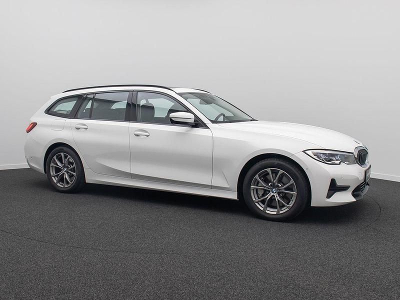 Gebraucht BMW 330 Sport Line 286 PS (210 kW) 2022 Alpinweiã uni300 Kombi