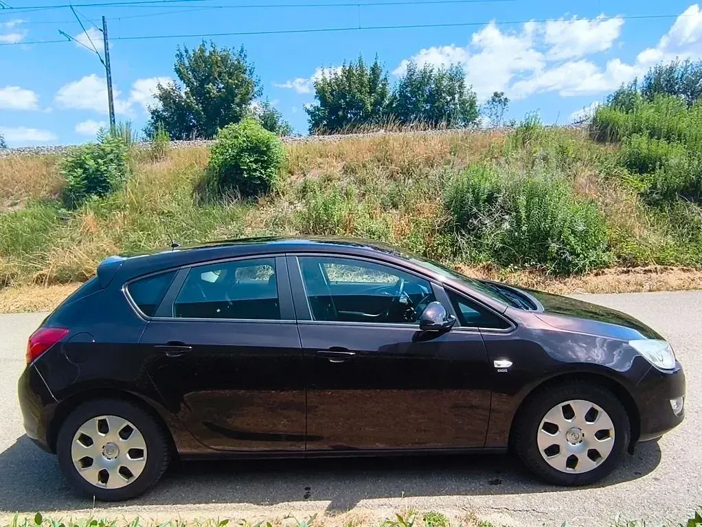 Gebraucht Opel Astra Edition 101 PS (74 kW) 2012 Braun Limousine