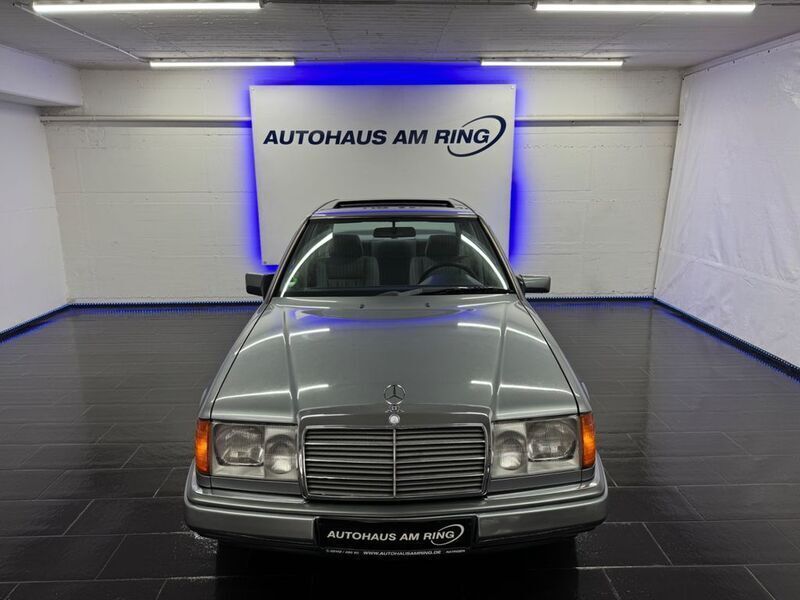 Grau Gebraucht 1990 Mercedes E260 Limousine | 10.999 € - Bild 1/4