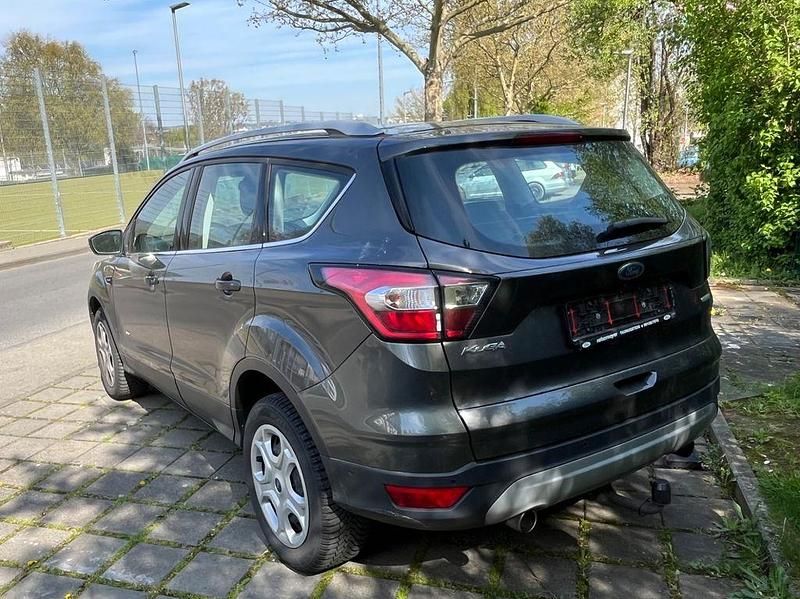 Gebraucht Ford Kuga Titanium 182 PS (133 kW) 2017 Grau SUV