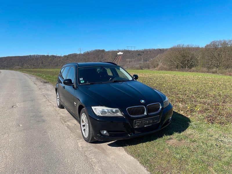 Gebraucht BMW 320 184 PS (135 kW) 2011 Schwarz Kombi