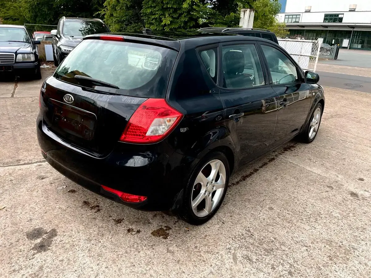 Gebraucht Kia Ceed 90 PS (66 kW) 2010 Schwarz Kleinwagen