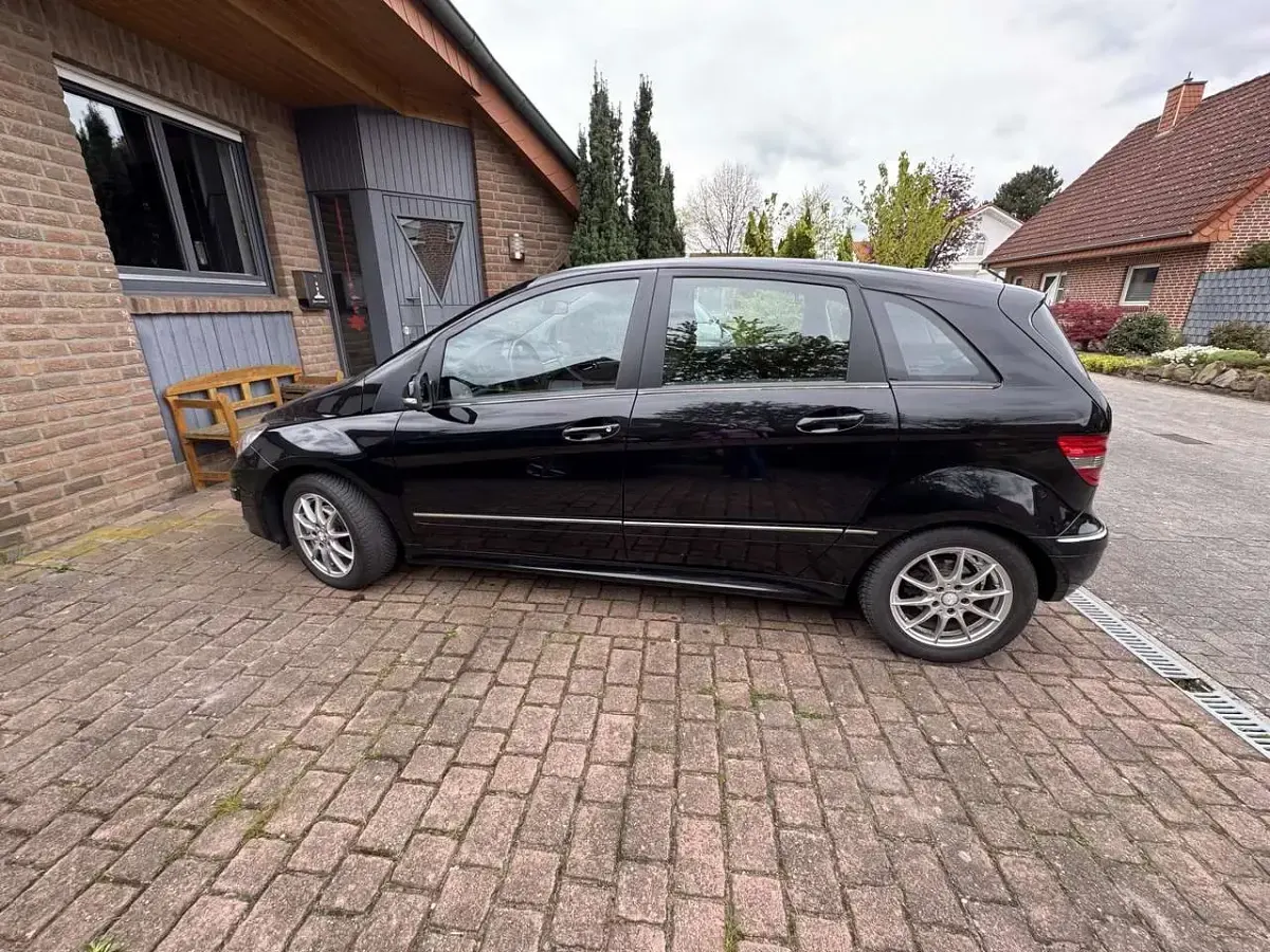 Gebraucht Mercedes B180 116 PS (85 kW) 2010 Schwarz Van / Kleinbus