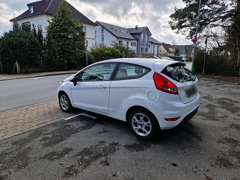 Gebraucht Ford Fiesta 60 PS (44 kW) 2010 Weiß Kleinwagen