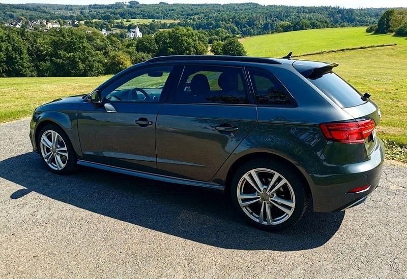 Grau Gebraucht 2020 Audi A3 Sportback e-tron S-Line Limousine | 20.850 € (Superpreis) - Bild 1/4