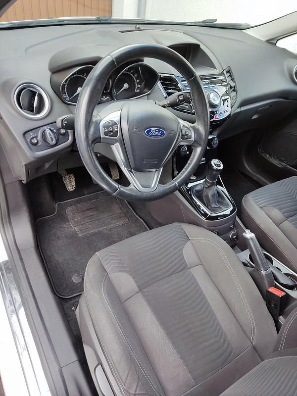 Gebraucht Ford Fiesta Titanium 125 PS (91 kW) 2015 Weiß Kleinwagen