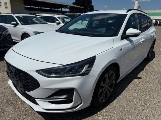 Weiß Gebraucht 2022 Ford Focus ST-Line X Limousine | 12.495 € (Teuer) - Bild 1/4