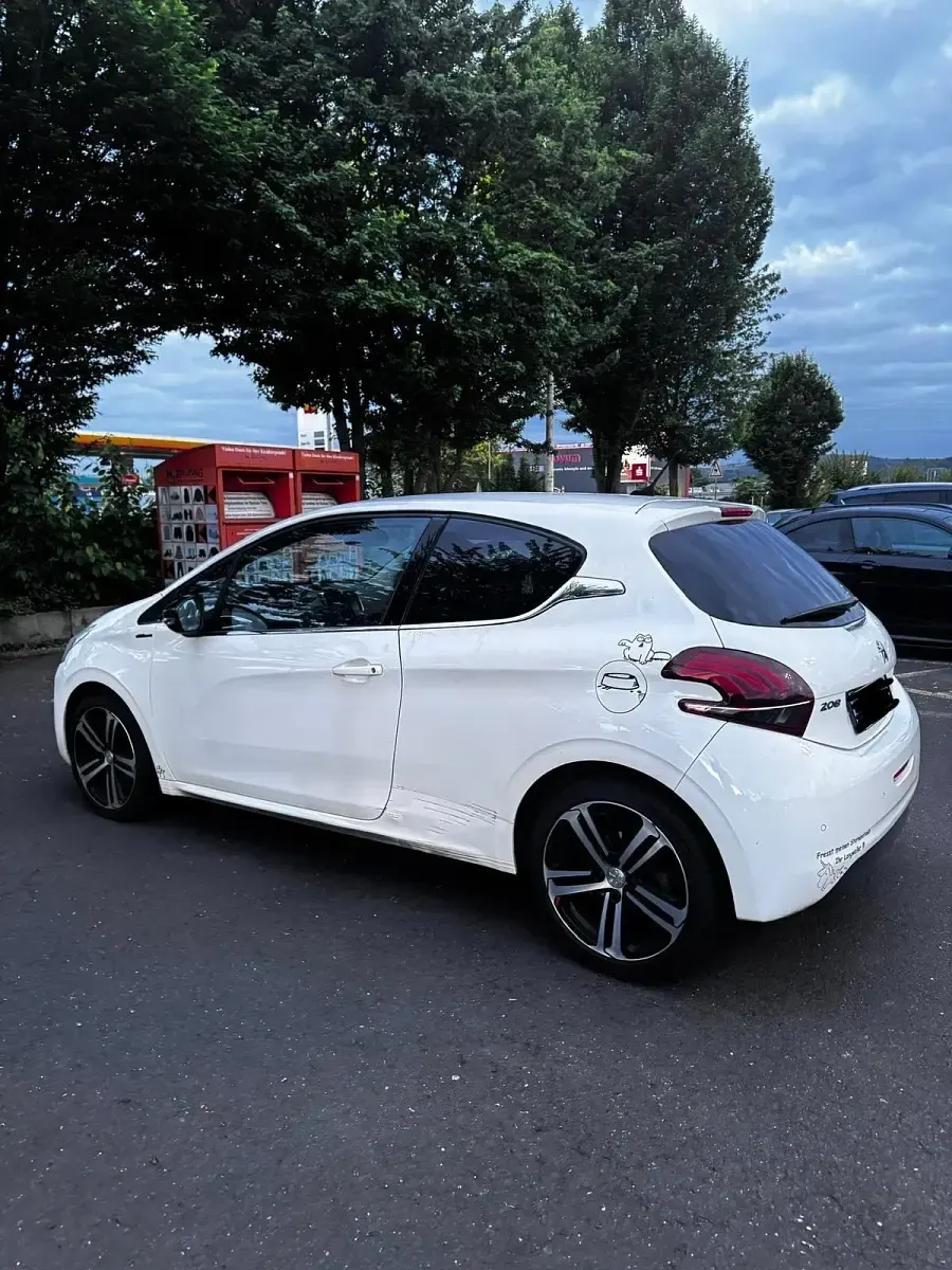 Gebraucht Peugeot 208 GT-line 107 PS (78 kW) 2017 Weiß Kleinwagen