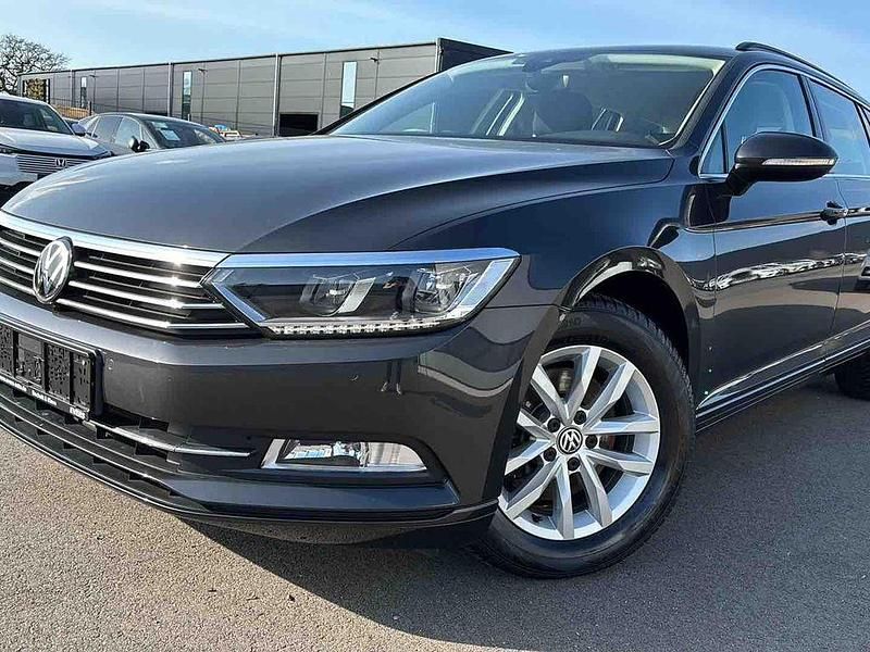 Gebraucht VW Passat Comfortline 120 PS (88 kW) 2019 Mangangrau metallic Kombi