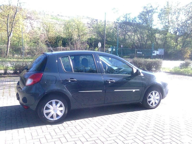 Gebraucht Renault Clio IV 75 PS (55 kW) 2012 Grau Kleinwagen