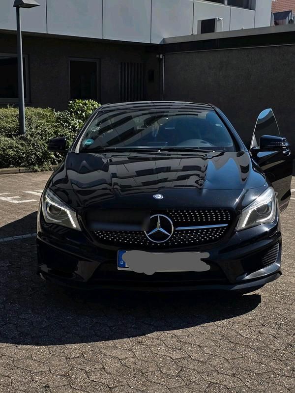 Schwarz Gebraucht 2013 Mercedes CLA200 AMG line Limousine | 11.500 € - Bild 1/4